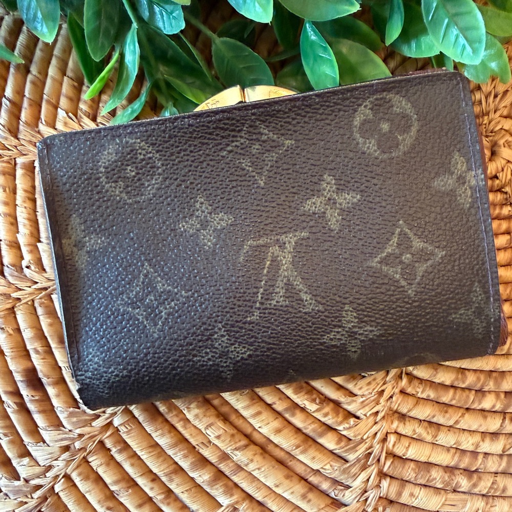Louis Vuitton Dark Brown Monogram Wallet with Kisslock - Picture 3 of 17